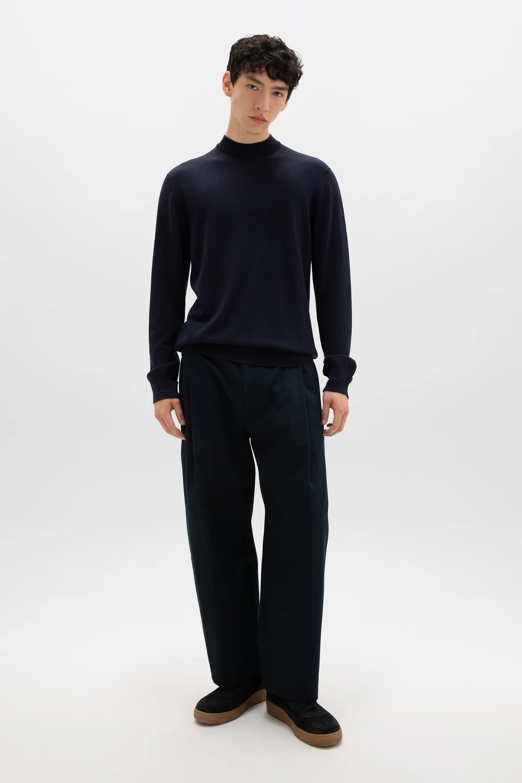 assets/culture/noeri/noeri-mockneck-navy.webp